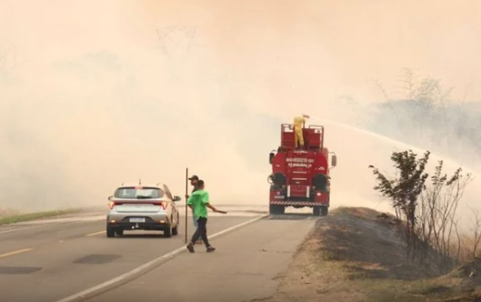 Focos de incêndio ocupam BR-060; motoristas devem redobrar atenção